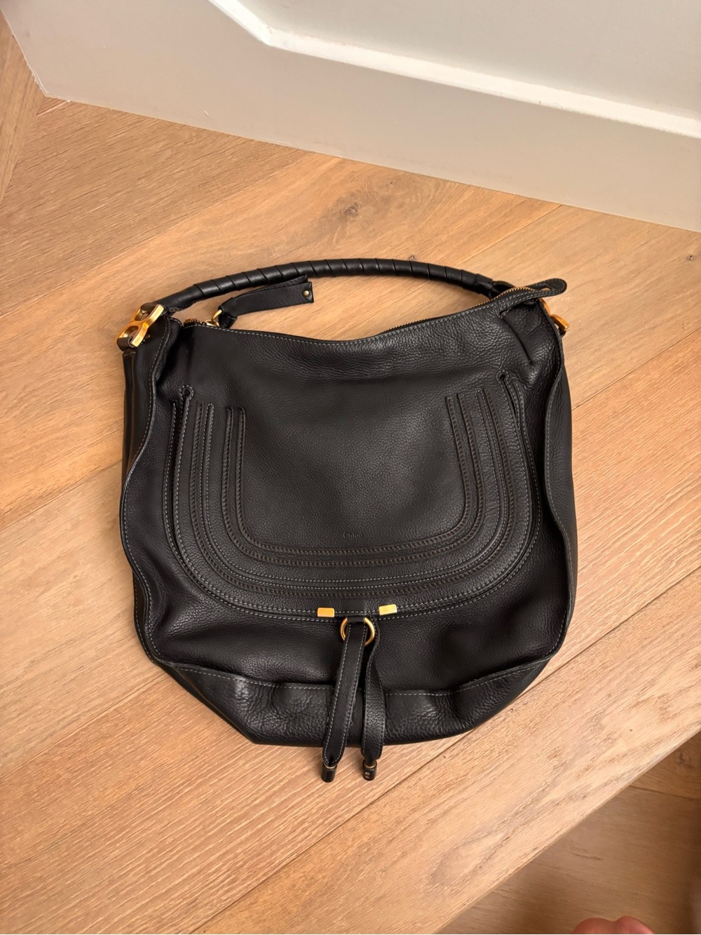 CHLOÉ Marcie shoulder bag with Gold Hardware in black pebbled leather.